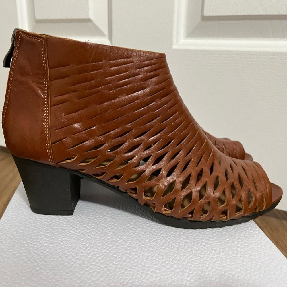 NWOT Brown leather ankle boots size 40EU (9US)